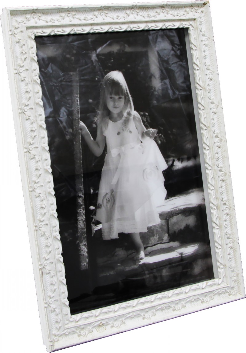 Оформление фото в белом деревянном багете со стеклом